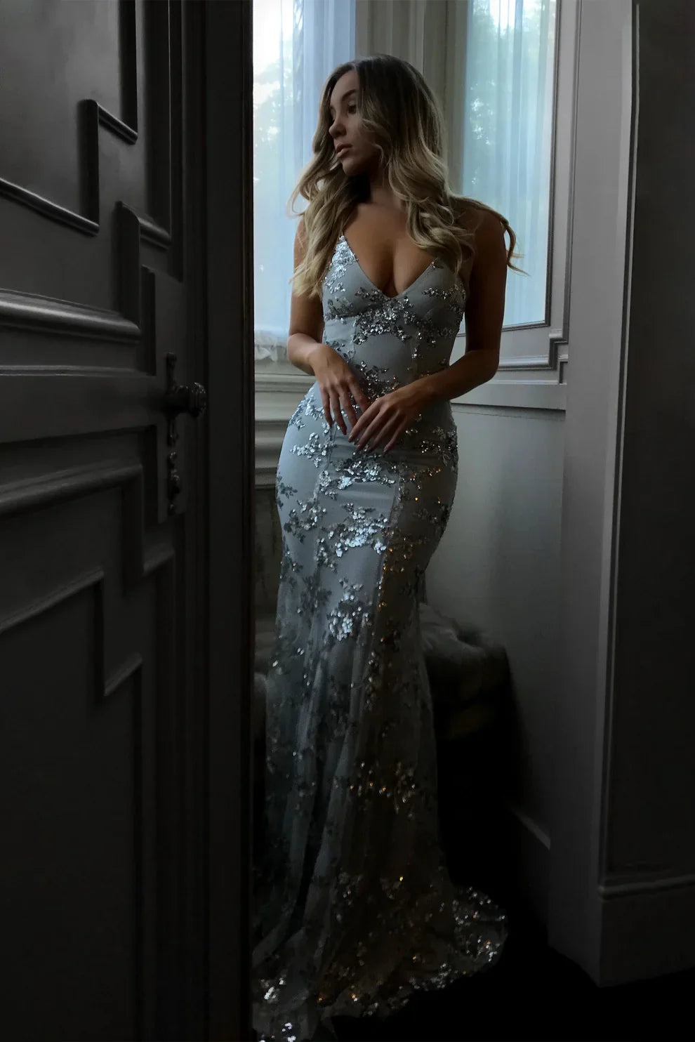 Robe longue dos nu à col en V et sequins