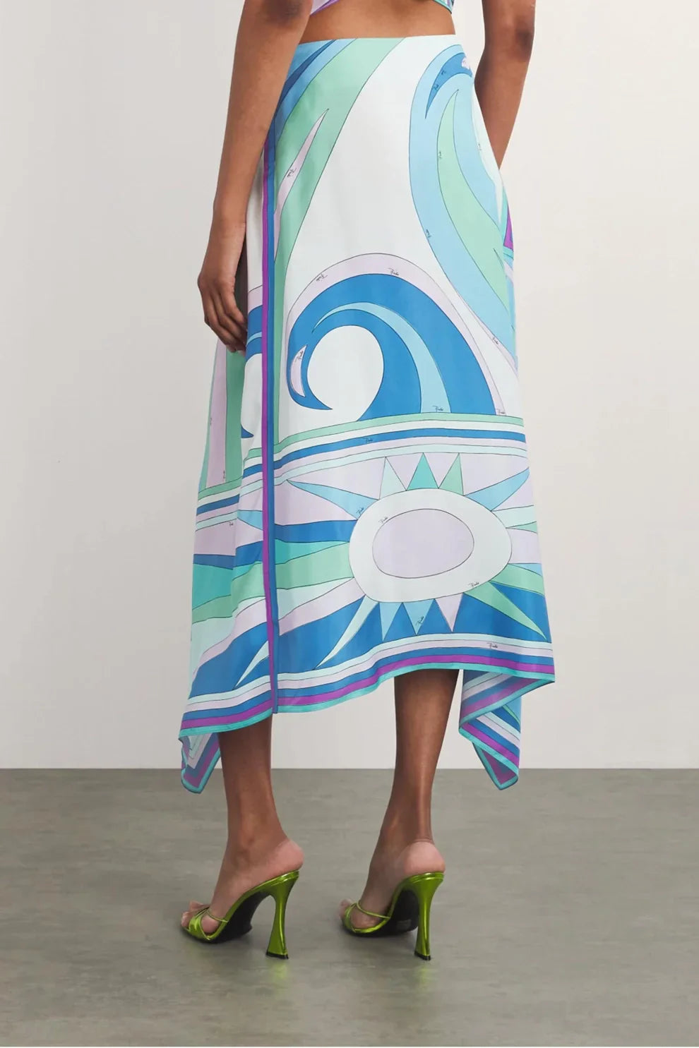 Ensemble top court licou en satin et jupe midi taille mi-haute à imprimé foulard