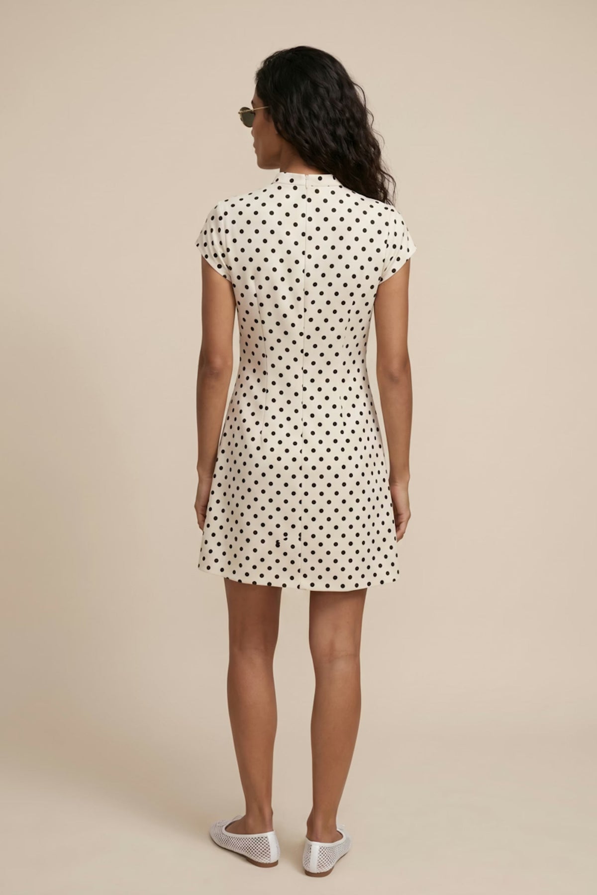 Robe courte blanche à pois avec nœud
