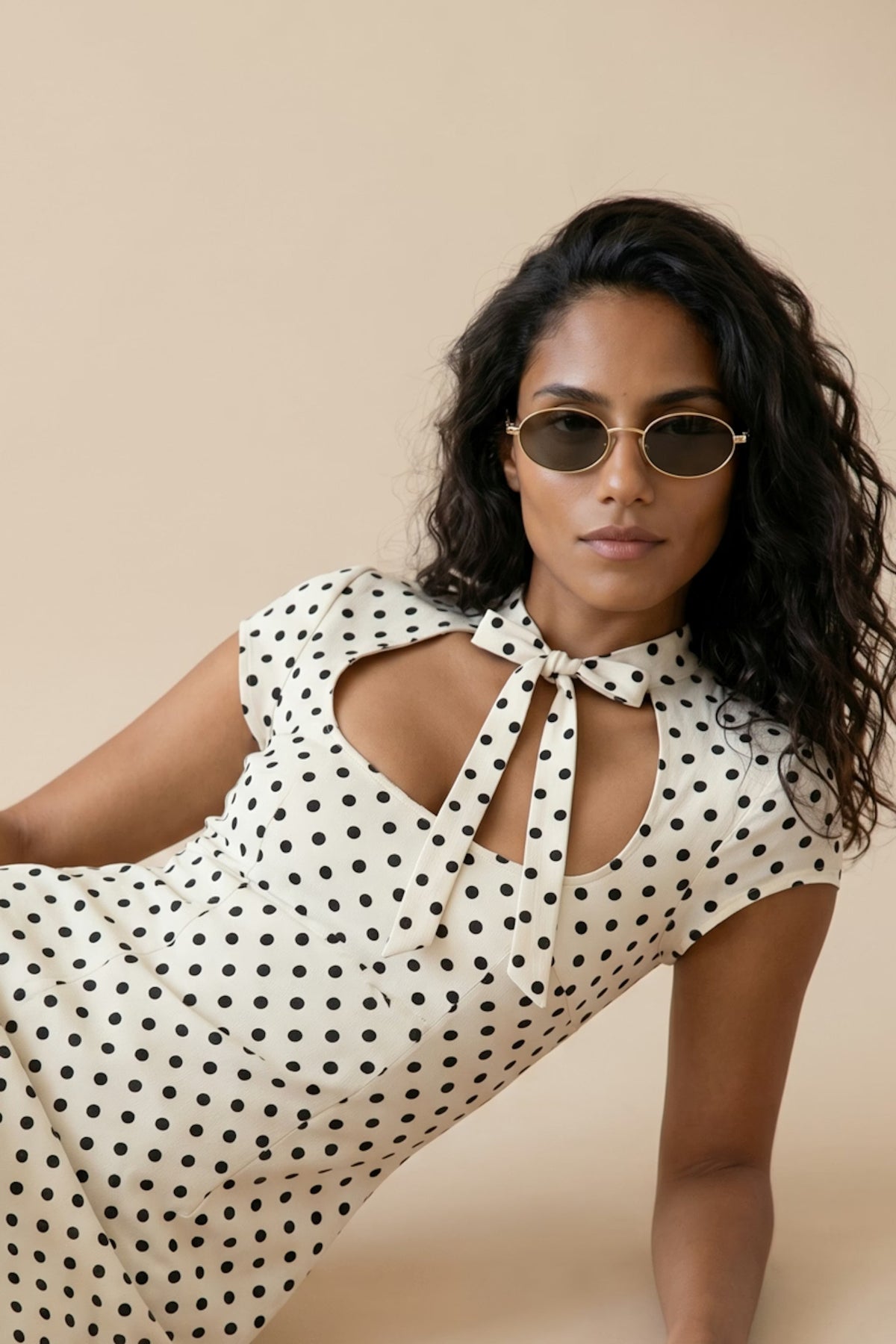 Robe courte blanche à pois avec nœud